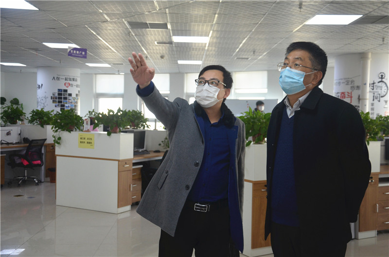 中共安陽市委統(tǒng)戰(zhàn)部副部長、市工商聯(lián)黨組書記郭洪俠一行調(diào)研安陽青峰防疫工作和復工復產(chǎn)情況