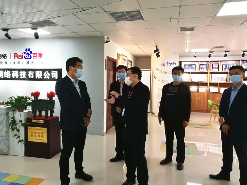 安陽市商務局副局長張躍勇，攜同天津伍創(chuàng)電子商務有限公司李富民一行蒞臨安陽青峰網絡參觀指導??！